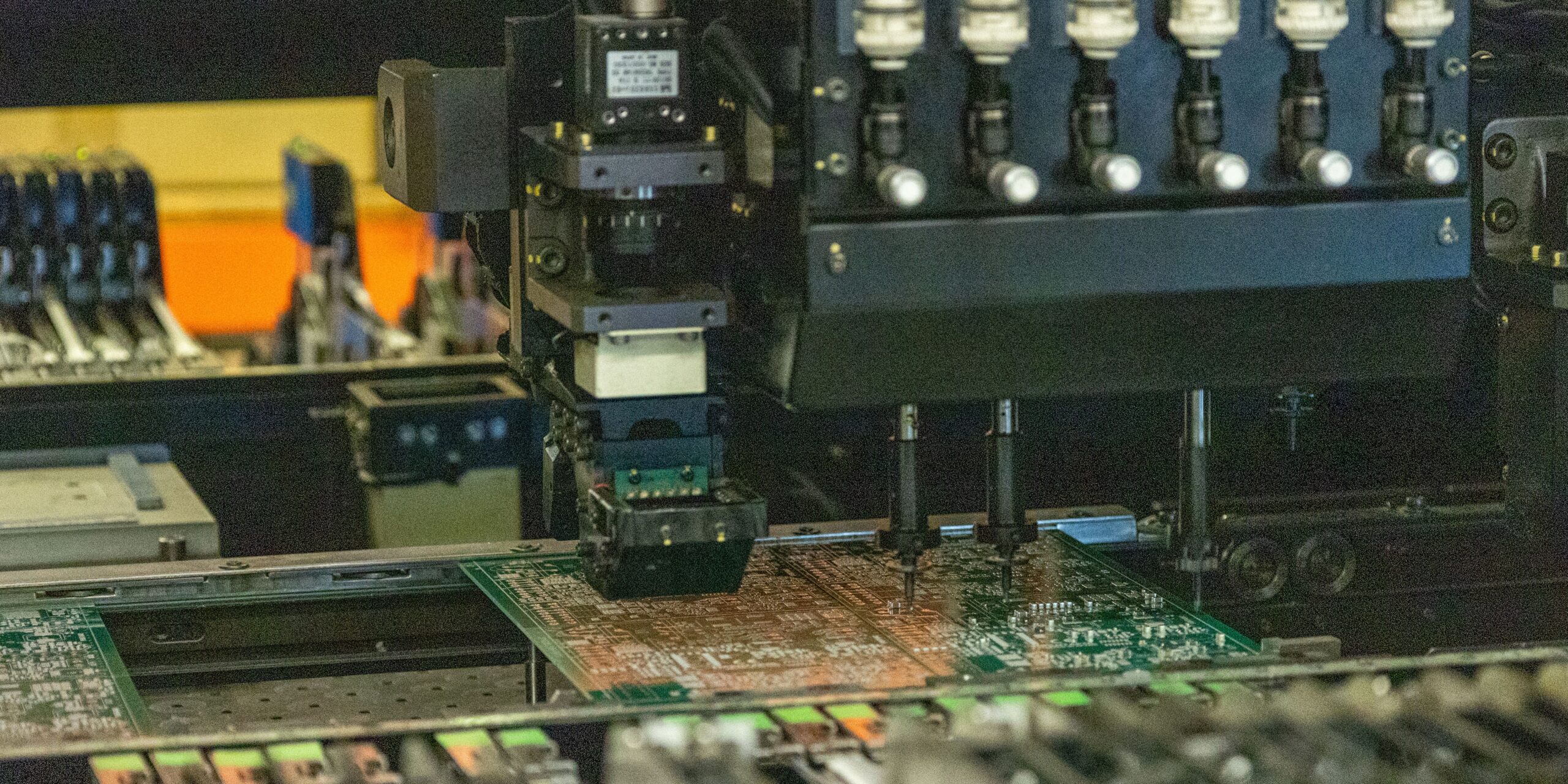 Línea de producción de placas electrónicas durante la fabricación de un producto